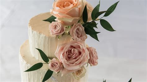 Esquema de decoración de pasteles con flores comestibles y técnicas de glaseado