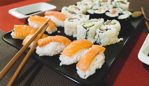 Selección variada de rolls de sushi y nigiris