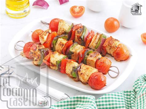 Infografía comparativa entre brochetas de madera y brochetas de fierro para asados
