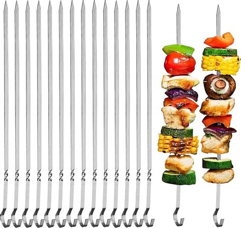 Fotografía de anticuchos preparados en brochetas de acero inoxidable sobre una parrilla