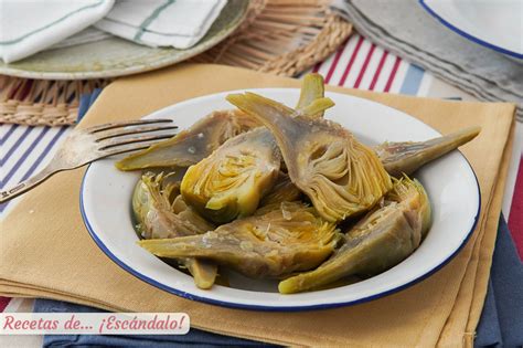 Alcachofas cocidas y aliñadas, cortadas por la mitad