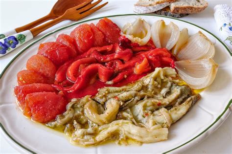 plato de escalivada con pan tostado y aceite de oliva