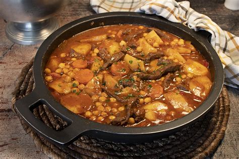 Foto de un guiso casero humeante en una olla de hierro fundido