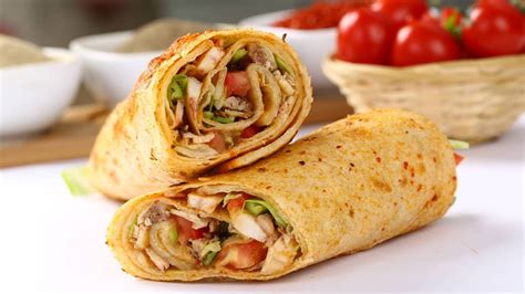Foto de burritos de pollo y choclo listos para servir