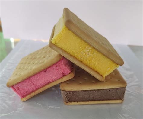 Sándwich de helado de vainilla con galletas tipo sándwich