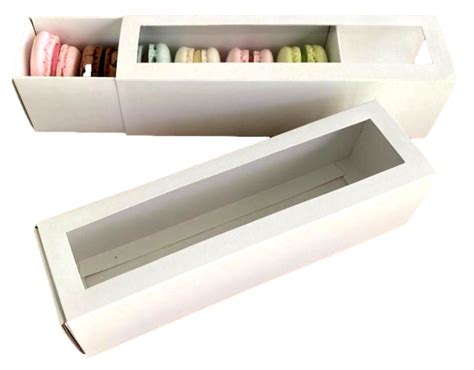 Variedad de cajas para tortas y macarons en un ambiente de pastelería