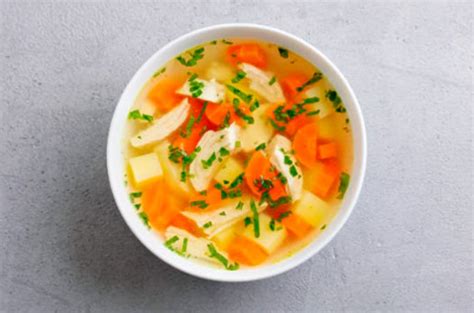 Fotografía de un surtido de sopas: un consomé claro, una crema de verduras y un guiso de legumbres.