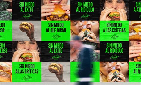 Fotografía de Arturo Vidal lanzando su marca de hamburguesas