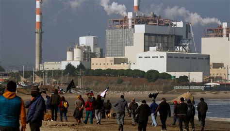 Imagen de la bahía de Quintero y Puchuncaví con presencia de infraestructuras industriales y posible contaminación