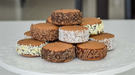 Muestra de diferentes tipos de alfajores, incluyendo de maicena y chocolate