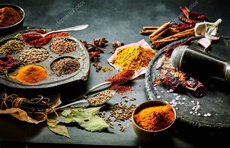 Mortero con especias molidas y garbanzos cocinándose en una olla