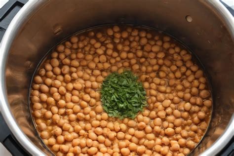 Olla a presión con garbanzos cocinándose en la cocina