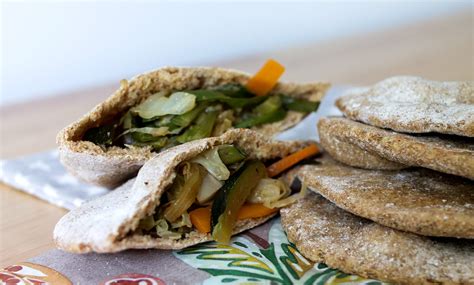 Plato con diferentes tipos de pan de pita: integral, blanco, con semillas y mini.