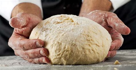 Ilustración de las fases de amasado y leudado de la masa del pan de pita.