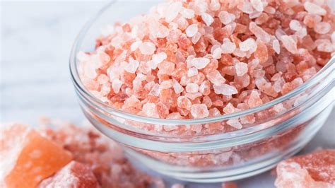 Variedad de sales en diferentes colores, incluyendo la sal rosa del Himalaya