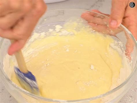 Foto de la masa del bizcocho en el bol, mostrando su textura antes de hornear.
