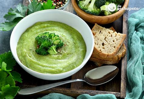 Ingredientes frescos para una crema de verduras: brócoli, espárragos, cilantro