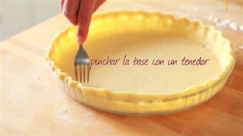 Masa de tarta pinchada con tenedor y pesos para horneado a ciegas