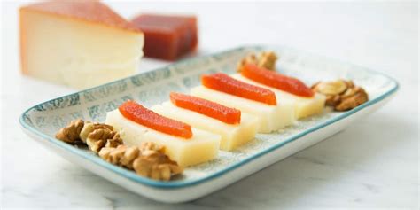 Plato de membrillo con queso en una tabla de madera