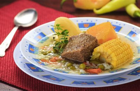 Plato típico chileno variado con ingredientes locales