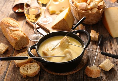 Infografía mostrando los ingredientes principales de la fondue suiza