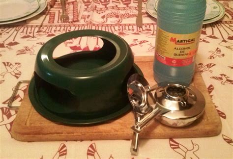 Fotografía de un caquelón tradicional con su hornillo y tenedores de fondue