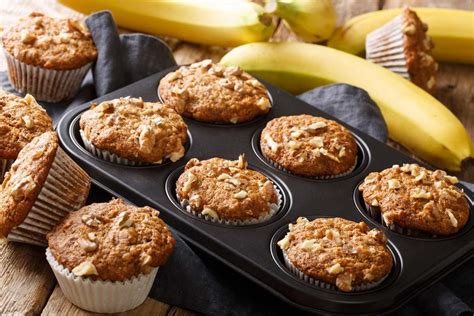Muffins de plátano y avena horneados, listos para enfriar