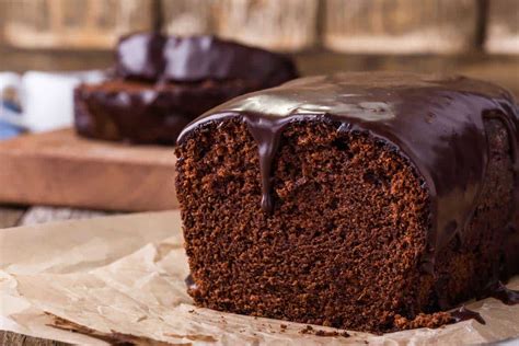 Bizcocho de chocolate esponjoso, recién horneado y cortado en capas