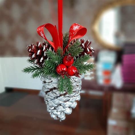 Piñas decoradas para Navidad en un cesto