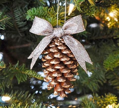 Adornos de piñas colgando de un árbol de Navidad
