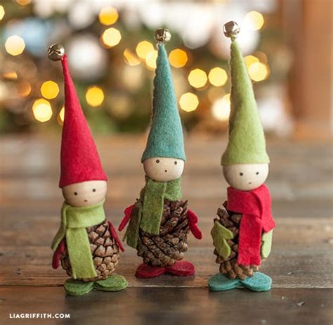 Elfos navideños hechos con piñas y fieltro