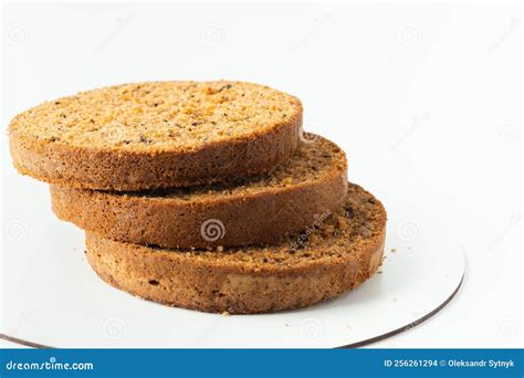 Bizcocho de torta cortado en capas, mostrando su esponjosidad.
