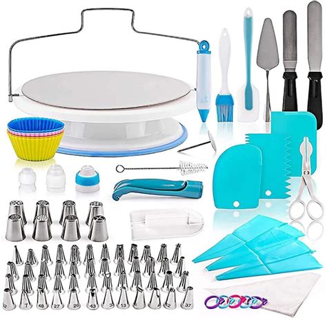 Utensilios de repostería esenciales para rellenar y decorar tortas: base giratoria, cuchillo de sierra y espátula.