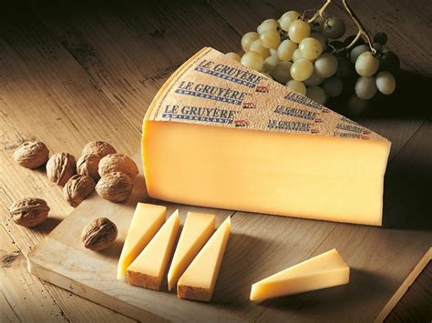 Rueda de queso Gruyère AOP en una cava de maduración