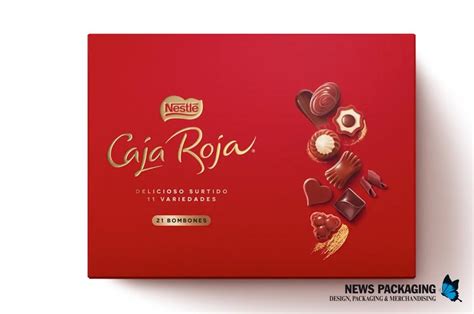 Fotografía profesional de la icónica caja roja de bombones Nestlé con parte de su surtido expuesto