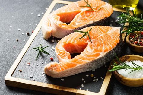 Foto de filetes de salmón fresco listos para asar