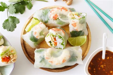 Variedad de ingredientes frescos y preparados para rellenar rollitos de arroz
