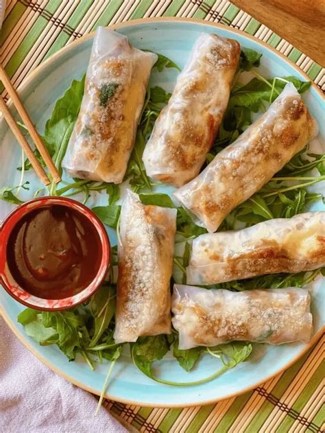 Rollitos de arroz friéndose en abundante aceite