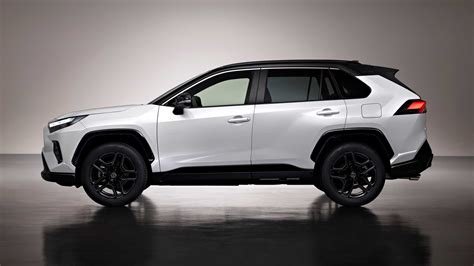 Toyota RAV4 GR Sport exterior con parrilla frontal deportiva y llantas