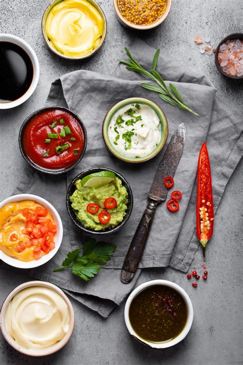foto variada de diferentes aderezos saludables en cuencos