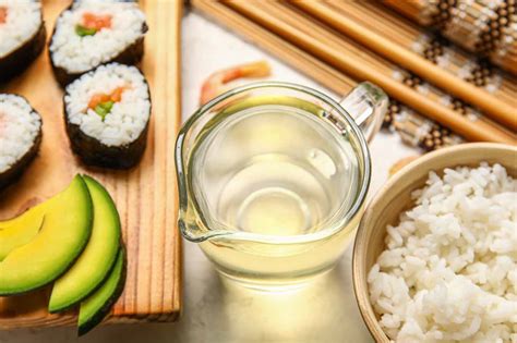 foto de ingredientes típicos japoneses como salsa de soja, jengibre y vinagre de arroz