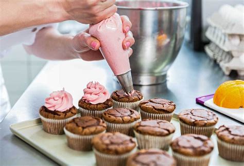 Pastelero elaborando postres en una cocina profesional