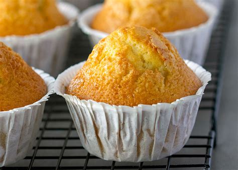 Esquema comparativo entre los ingredientes base de magdalenas (mantequilla) y muffins (aceite) para resaltar la diferencia en textura.