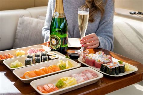Sushi fresco y diversas bebidas en una mesa japonesa