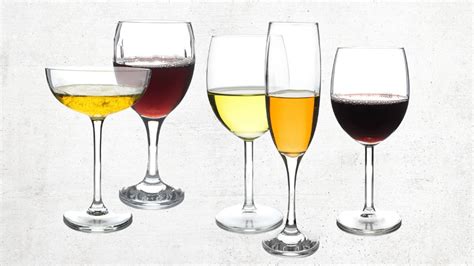 Copas de vino blanco y espumoso con sushi
