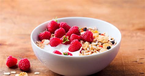 frambuesas en un plato con cereales y yogur