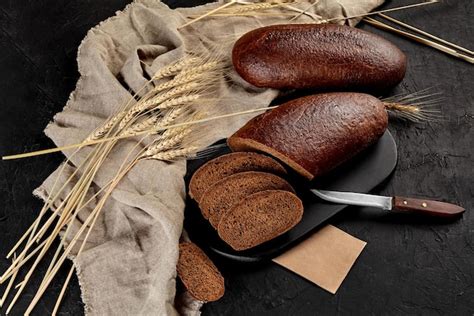 Pan negro de molde recién horneado y rebanado