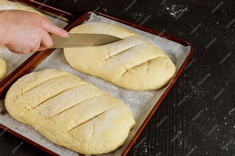 Masa de pan levando en molde lista para hornear