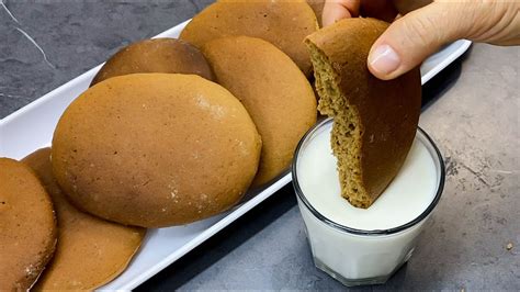 Galletas cucas colombianas terminadas, acompañadas de café o leche