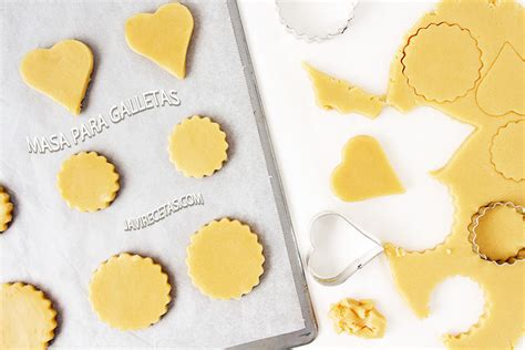 Masa para galletas cucas lista para cortar, con un rodillo y cortador de galletas